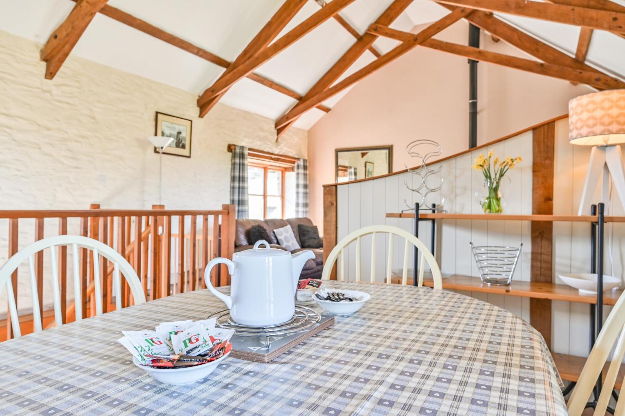 Polean Farm Cottages - With Free Animal Feeding And Pony Rides And Free Access To A Nearby Pool Looe Habitación foto